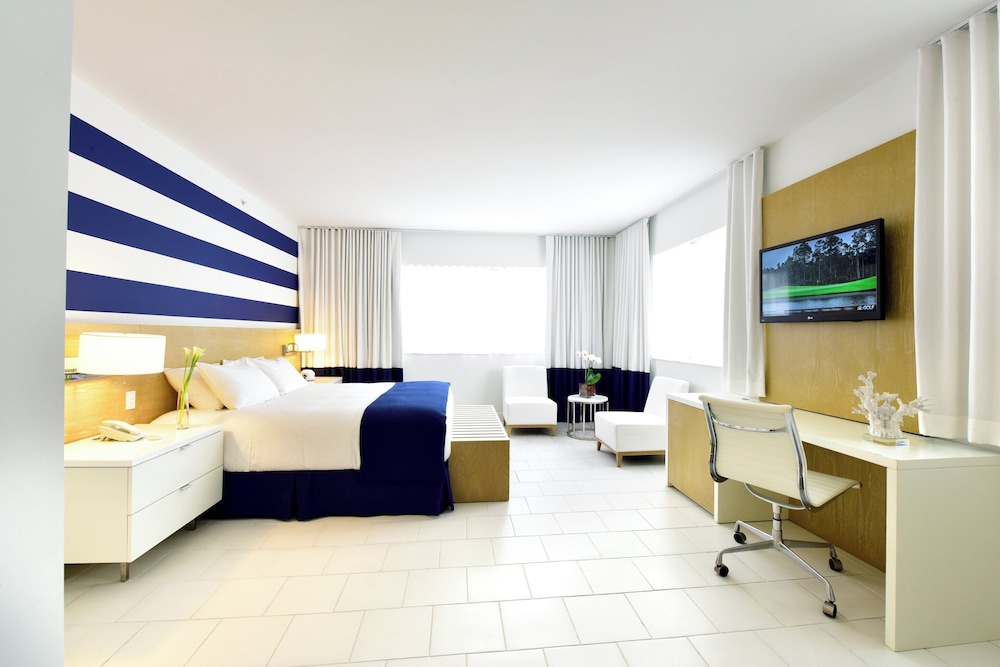 Superior Room, 1 King Bed, Pool View photo 1