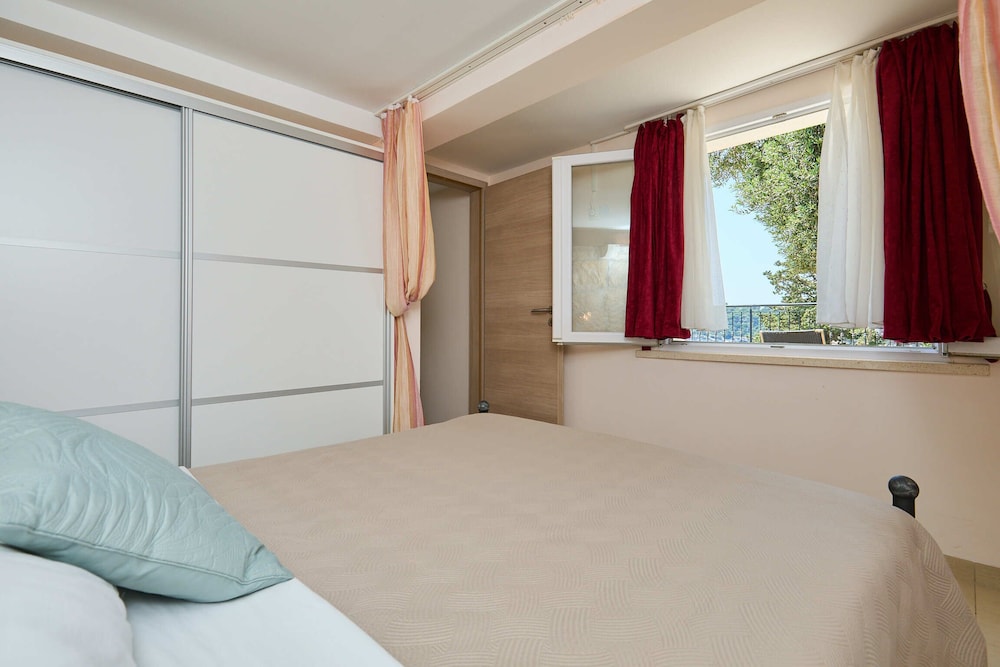 House (4 Bedrooms)