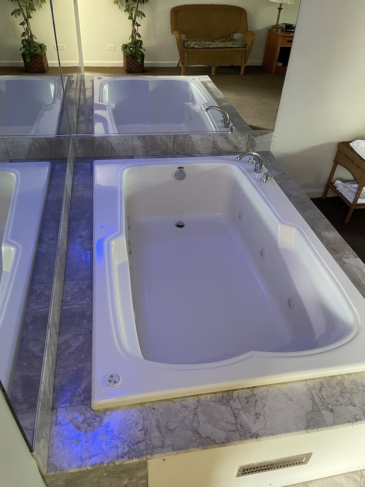 King Whirlpool Suite - Photo 6