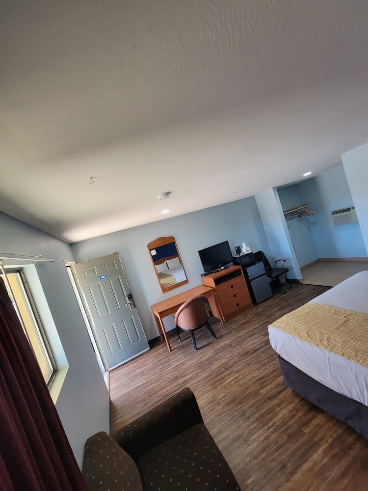 Room, 1 King Bed, Non Smoking - Photo 6