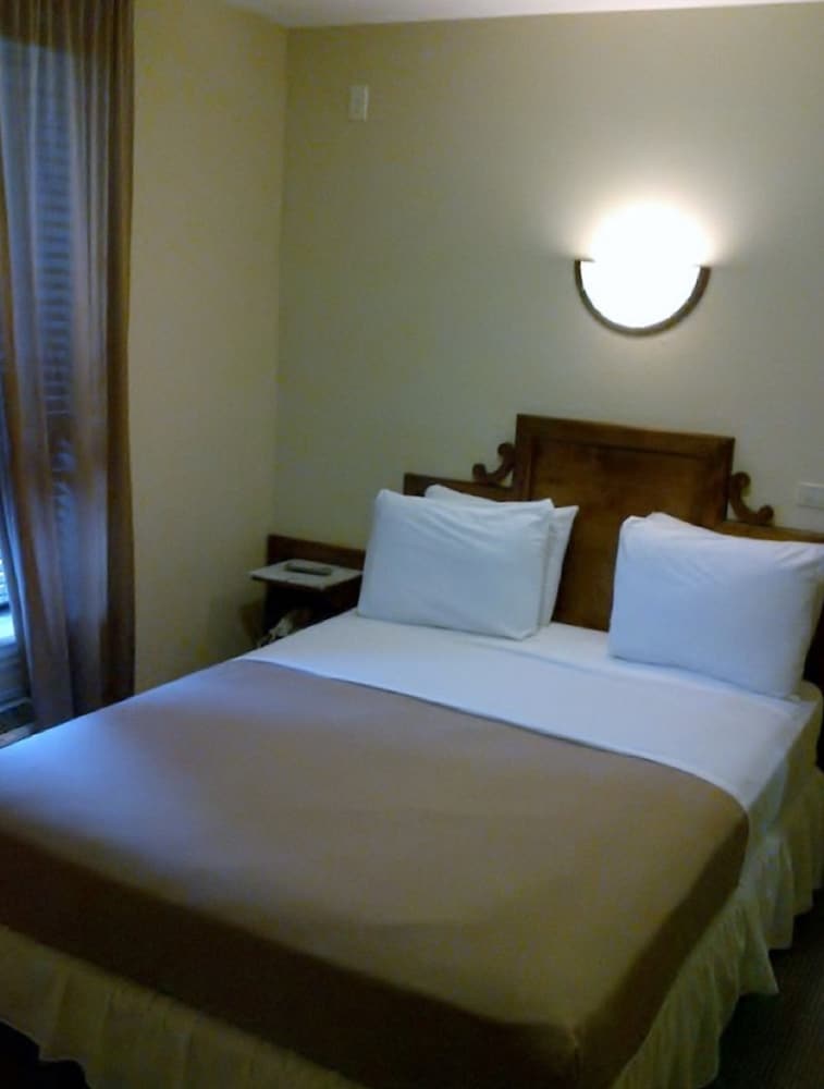 1 Full Size Bed photo 2