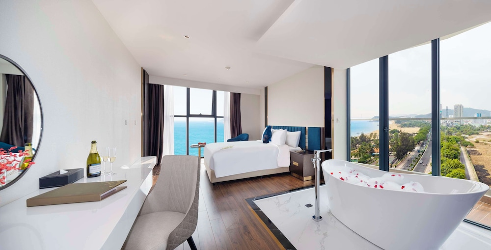 Honeymoon Suite, 1 King Bed, Balcony, Sea View photo 2