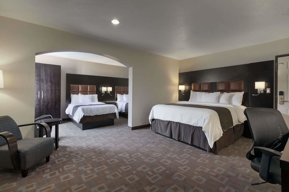 Suite, 1 King Bed, Non Smoking - Photo 2