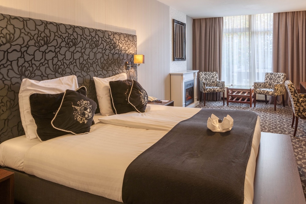 Junior Suite, 1 King Bed, Non Smoking, Fireplace photo 3