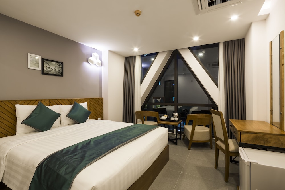 Deluxe Triple Room, Partial Ocean View photo 2