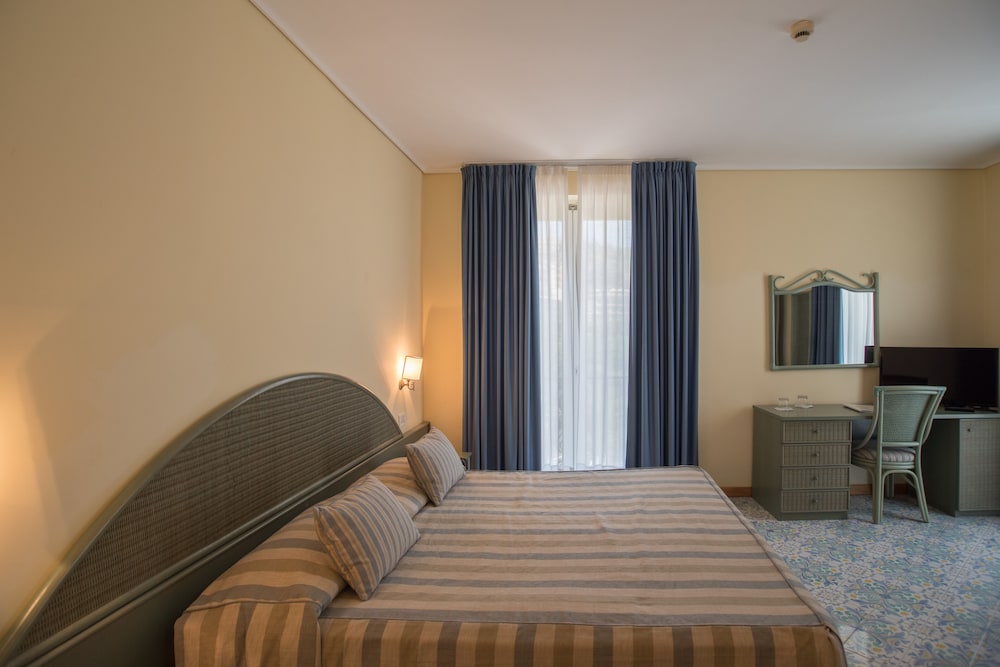 Superior Double Room, Partial Sea View - Photo 4