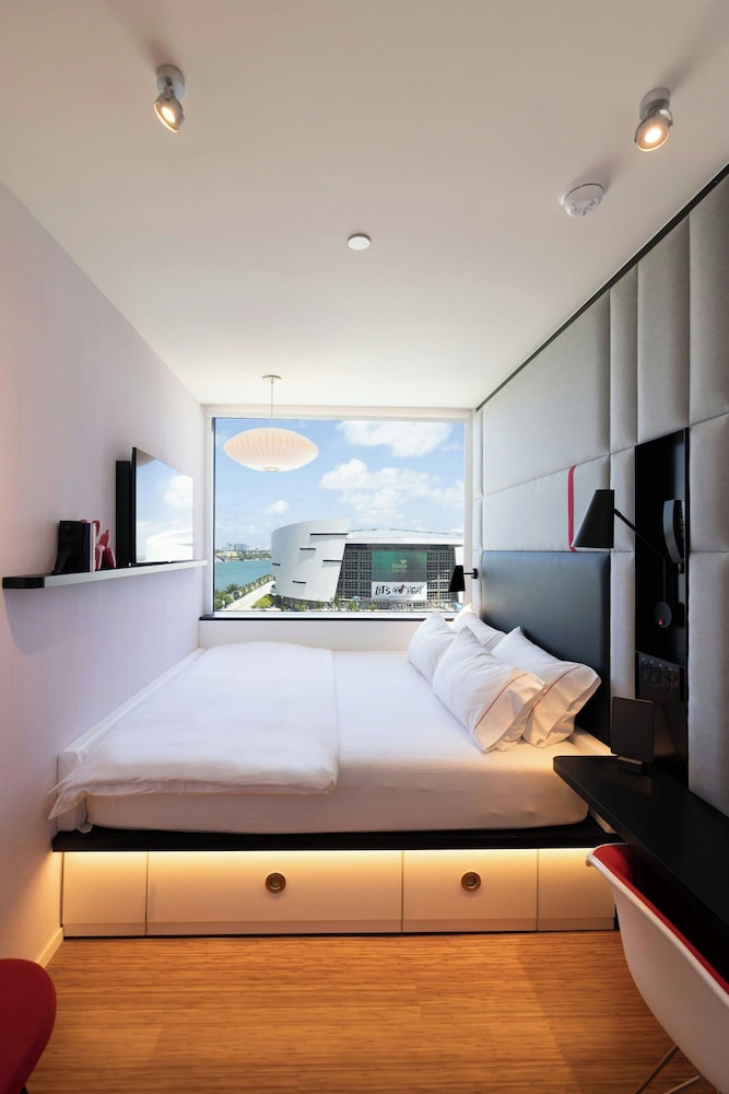 Premium Room, 1 King Bed (View) - Photo 2
