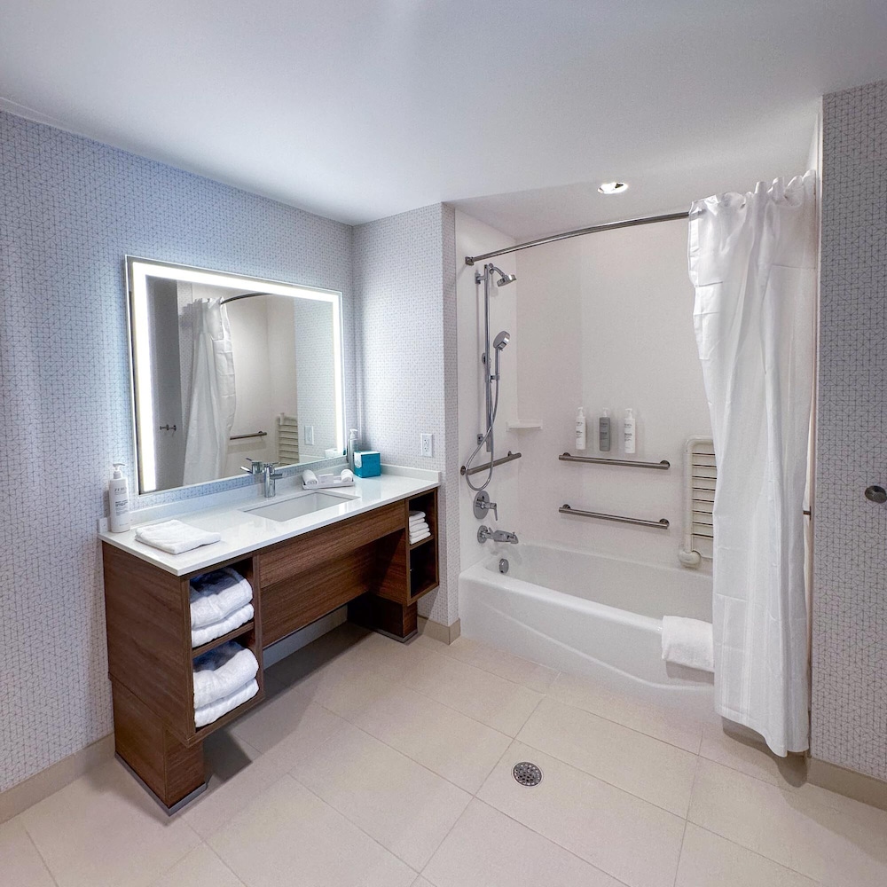 Studio Suite, 1 Queen Bed, Accessible, Bathtub photo 3