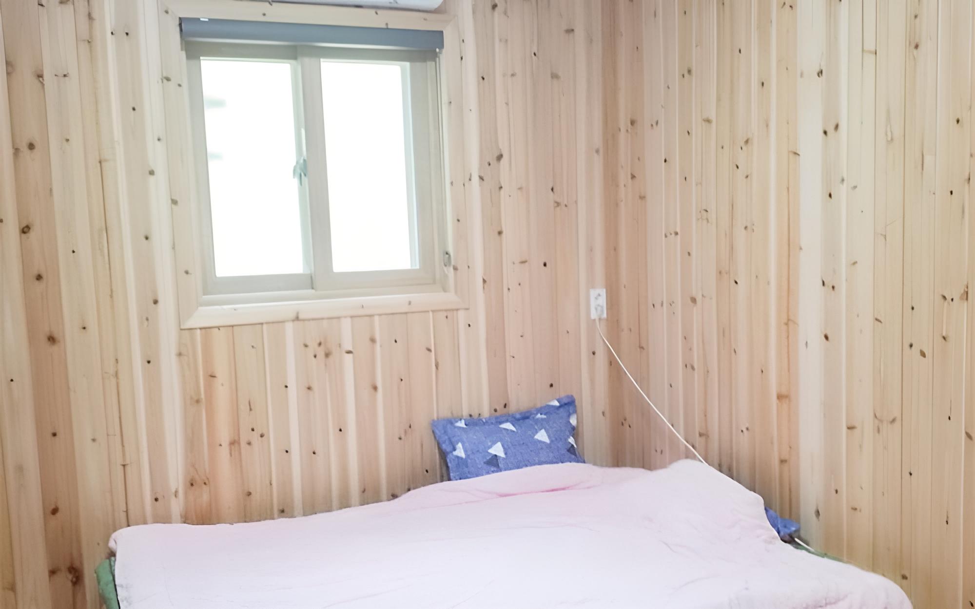 Room (Room 102) - Photo 10
