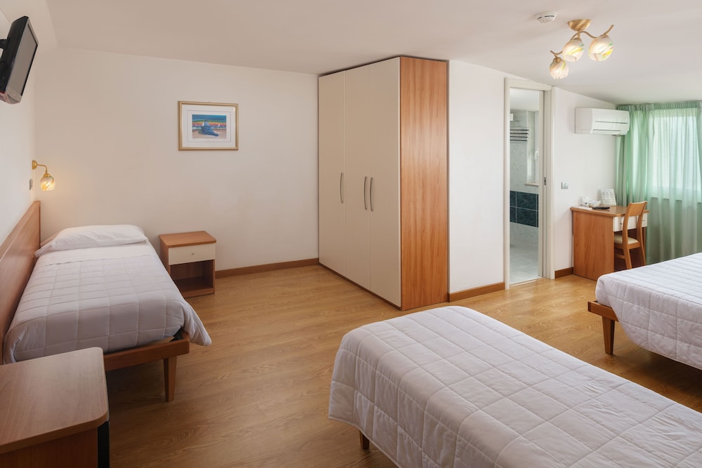 Quadruple Room, Sea View (no Balcony) photo 3