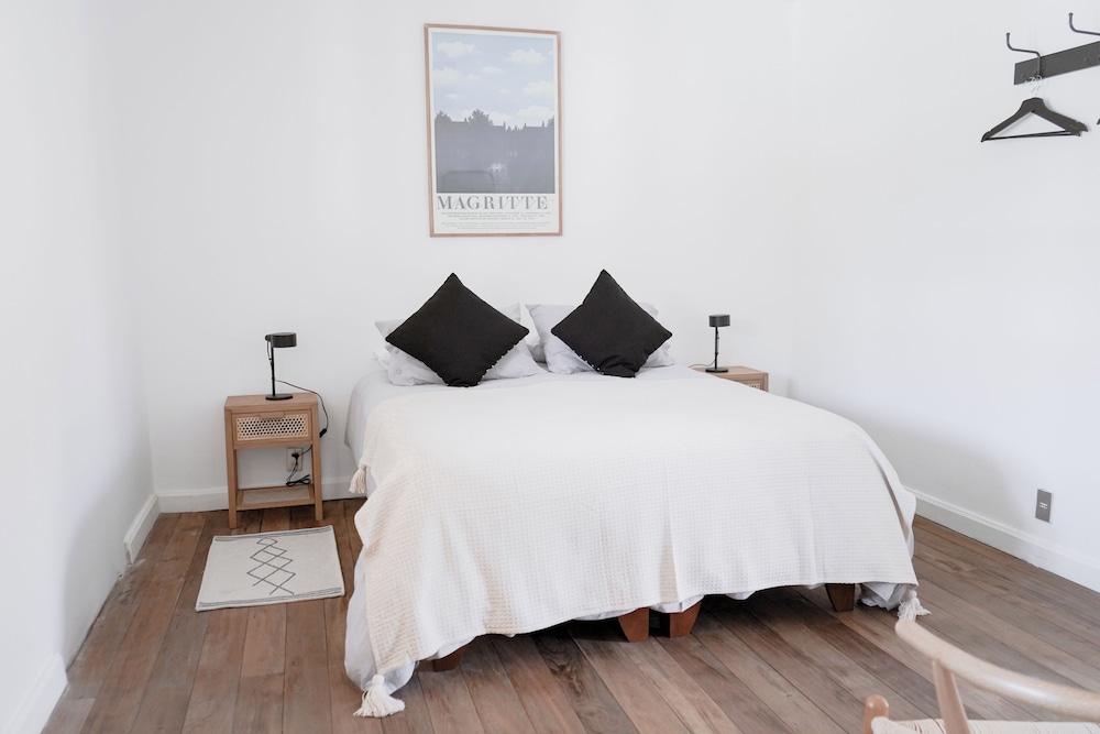 Basic Room, 1 Queen Bed