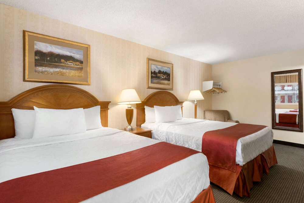 Standard Room, 2 Queen Beds - Photo 1