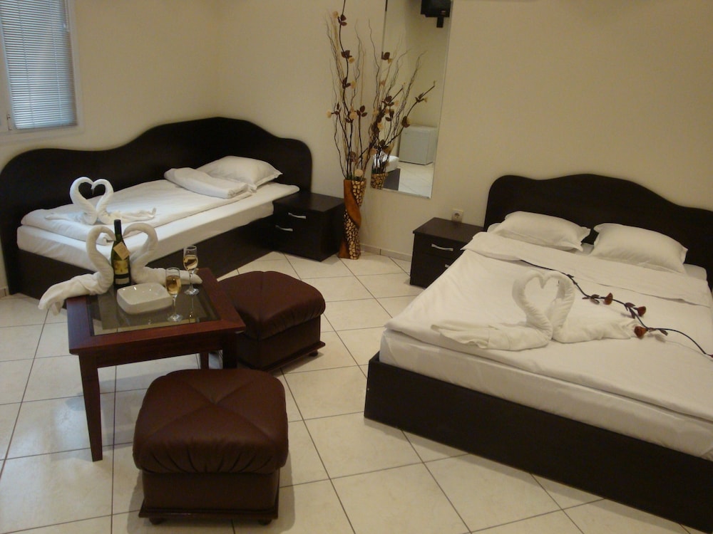Triple Room, Pool View photo 1
