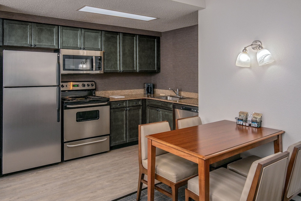 Suite, 2 Bedrooms - Photo 7