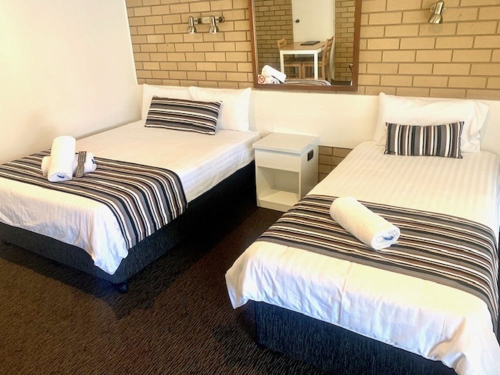 Standard Twin Room (1x Double & 1x Single) photo 1