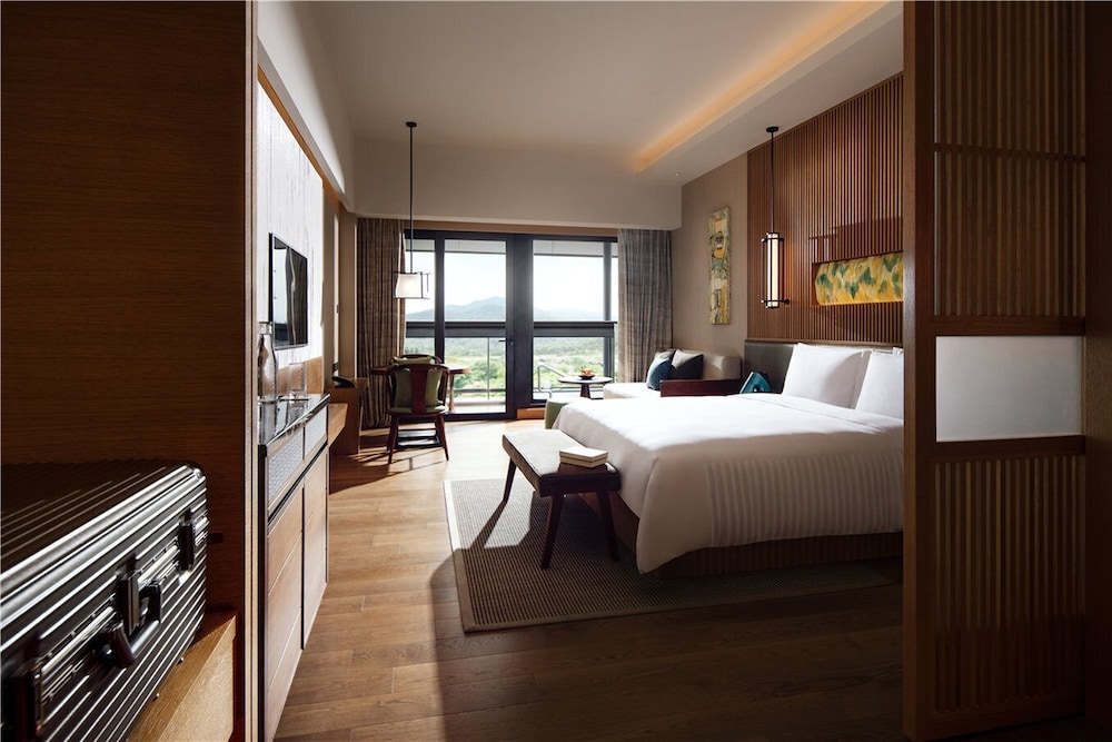 Deluxe Room, 1 King Bed, Garden View