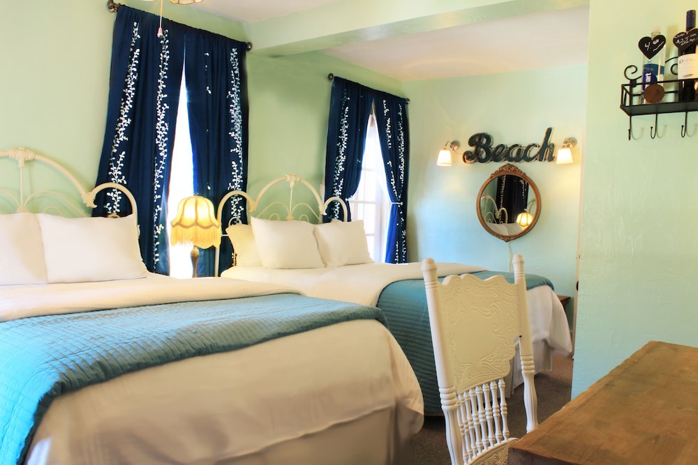 Room, 2 Queen Beds photo 3