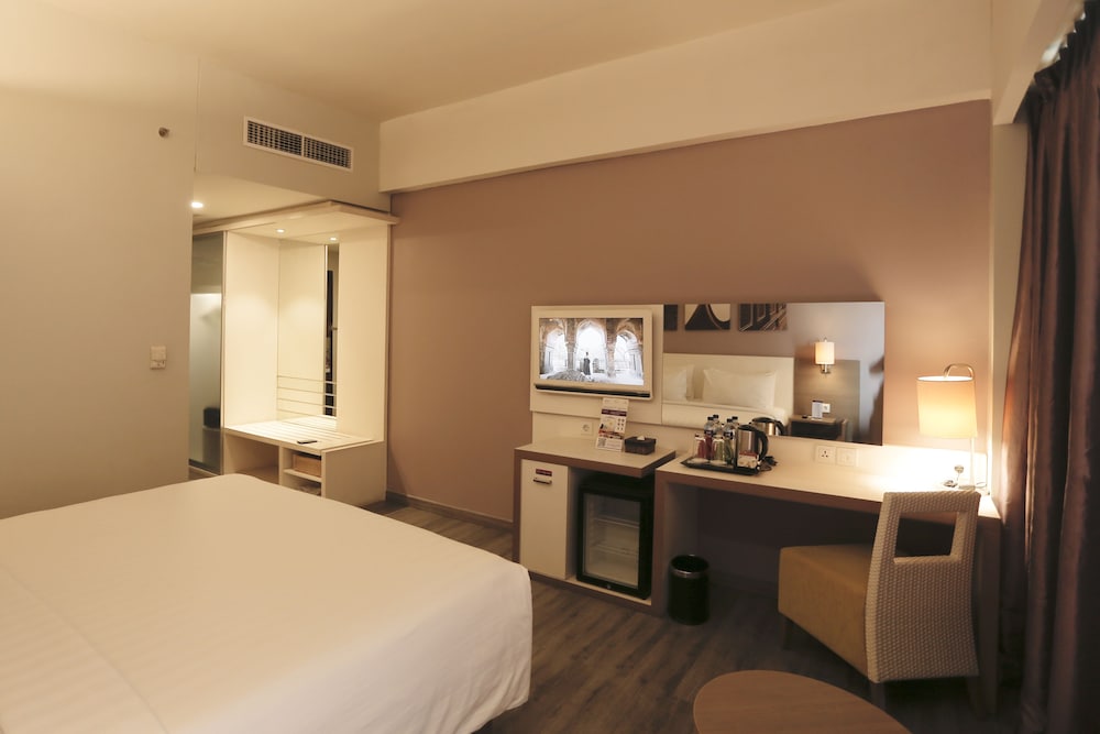 Superior Room, 1 King Bed - Photo 3