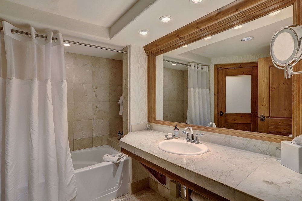 Room, 1 King Bed, Fireplace - Photo 6