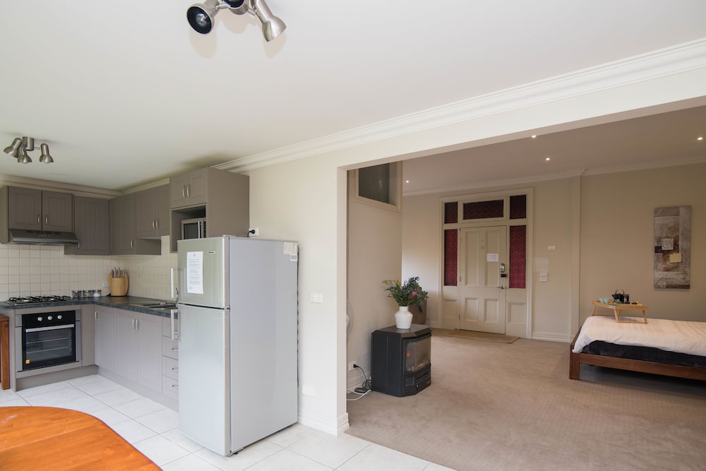 Standard Studio, Kitchen (Manna Gum) photo 3