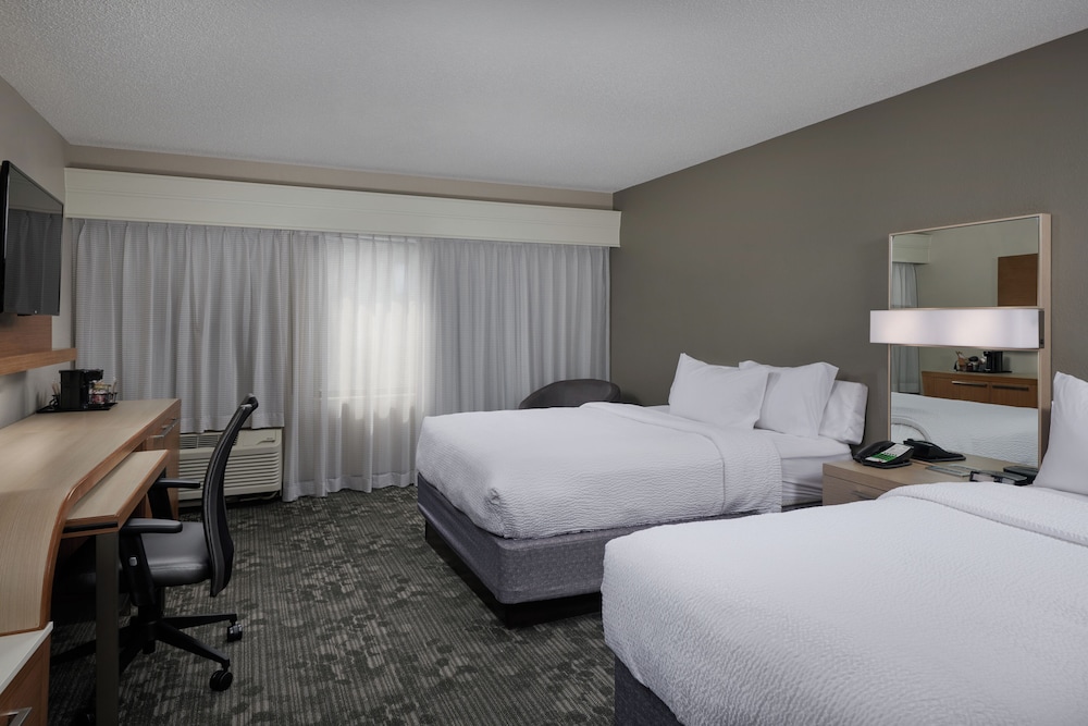 Room, 2 Queen Beds (Mobility Accessible, Tub) - Photo 1