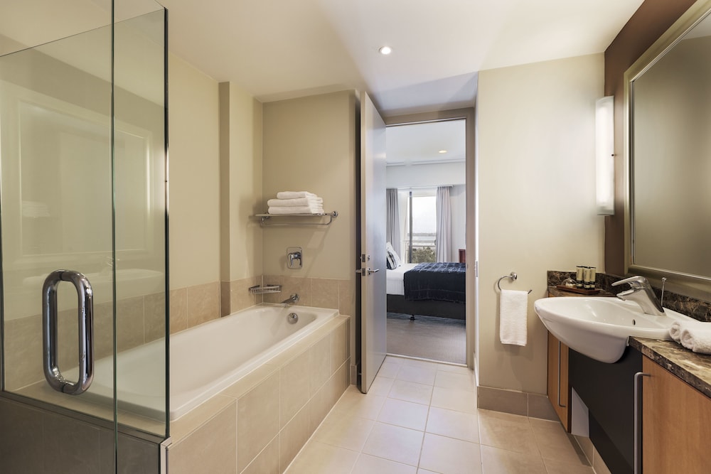 Suite, 1 Bedroom, Marina View - Photo 3