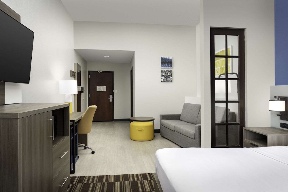 Suite, 1 King Bed, Refrigerator & Microwave - Photo 1