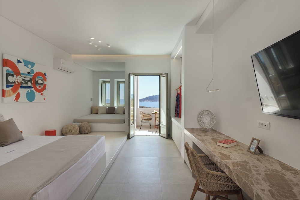 Superior Quadruple Room, Multiple Beds, Lanai, Sea View photo 3