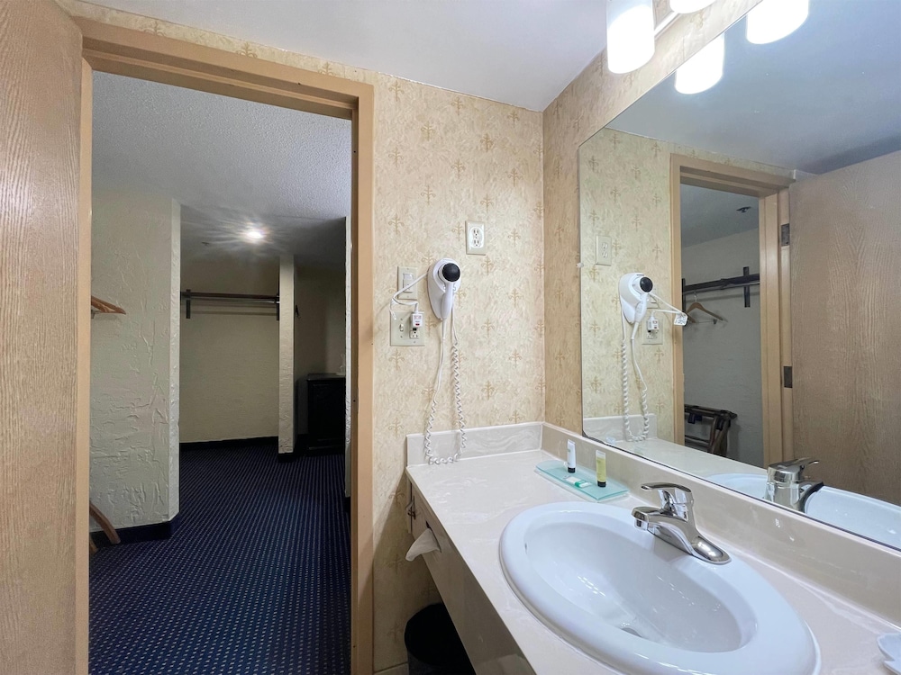 Junior Suite, 1 King Bed, Non Smoking - Photo 7