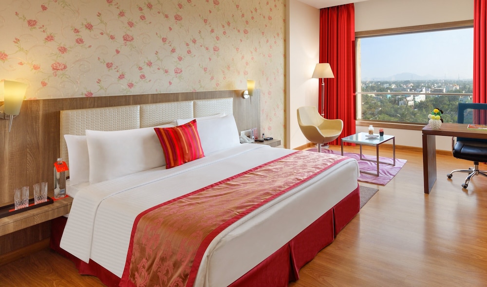Deluxe Room, 1 King Bed (Superior Room) photo 3