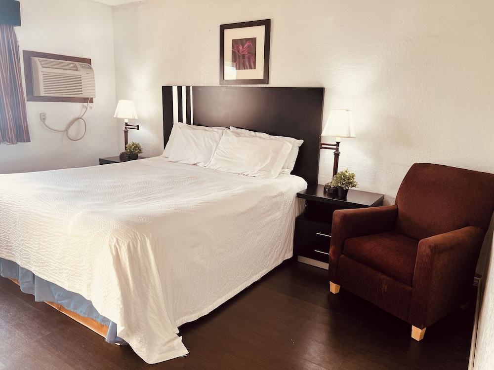 Upgraded, Room, 1 Queen Bed, Non Smoking - Photo 2
