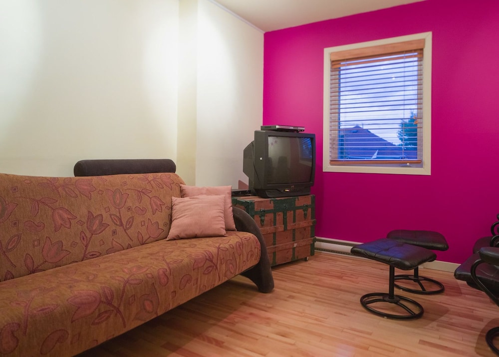 Family Room, 1 Queen Bed with futon, shared washroom photo 2