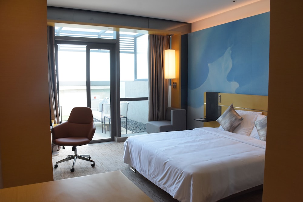 Deluxe Room, 1 King Bed, Balcony photo 1
