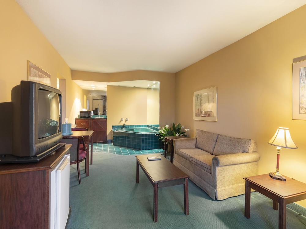 Room, 1 King Bed, Jetted Tub photo 1