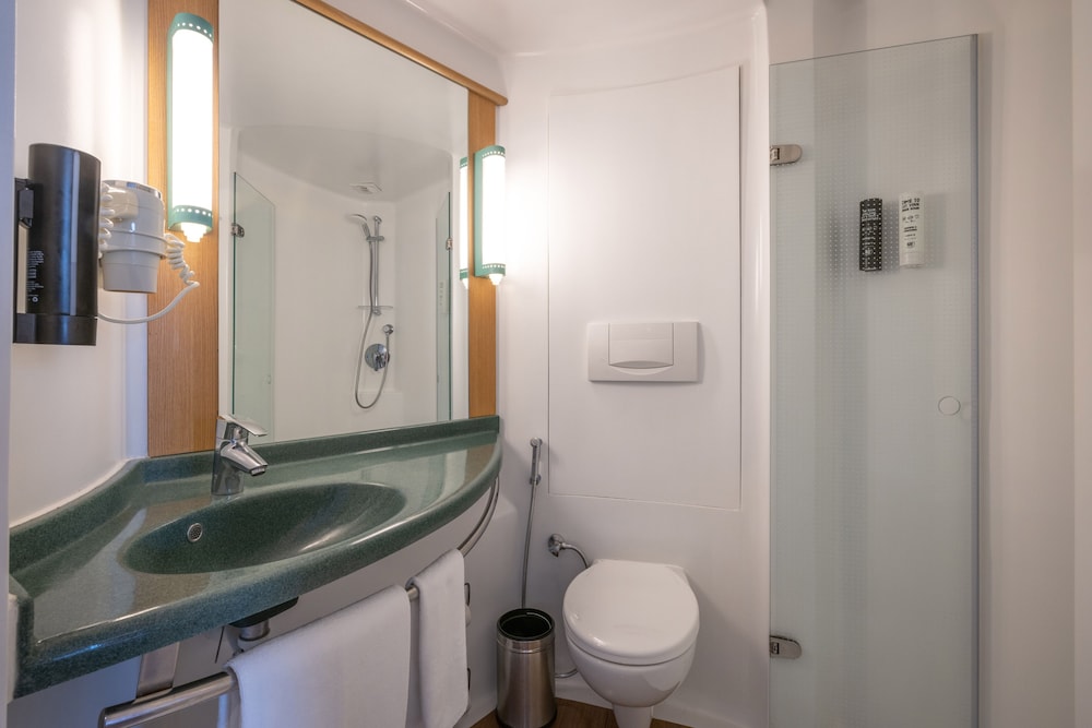 Standard Room, 1 Queen Bed - Photo 3