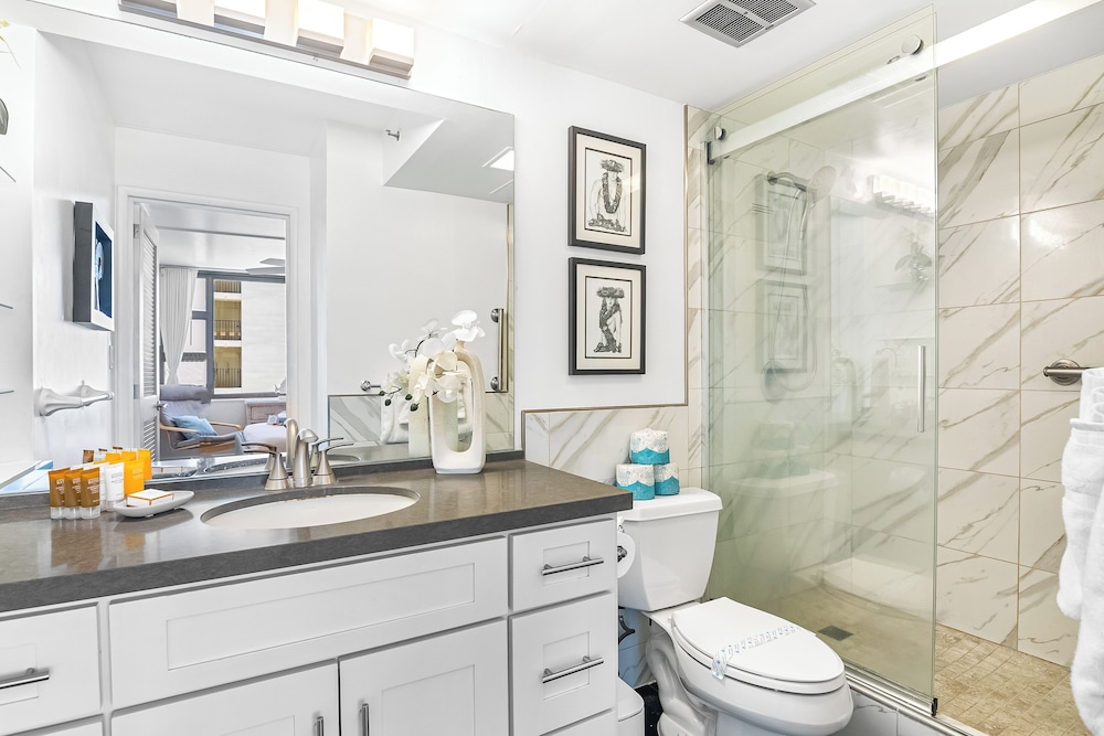 Premium Remodeled Condo with Ocean View and Parking: Premium Apartment, 1 King Bed with Sofa bed, Kitchen, Ocean View (0168) photo