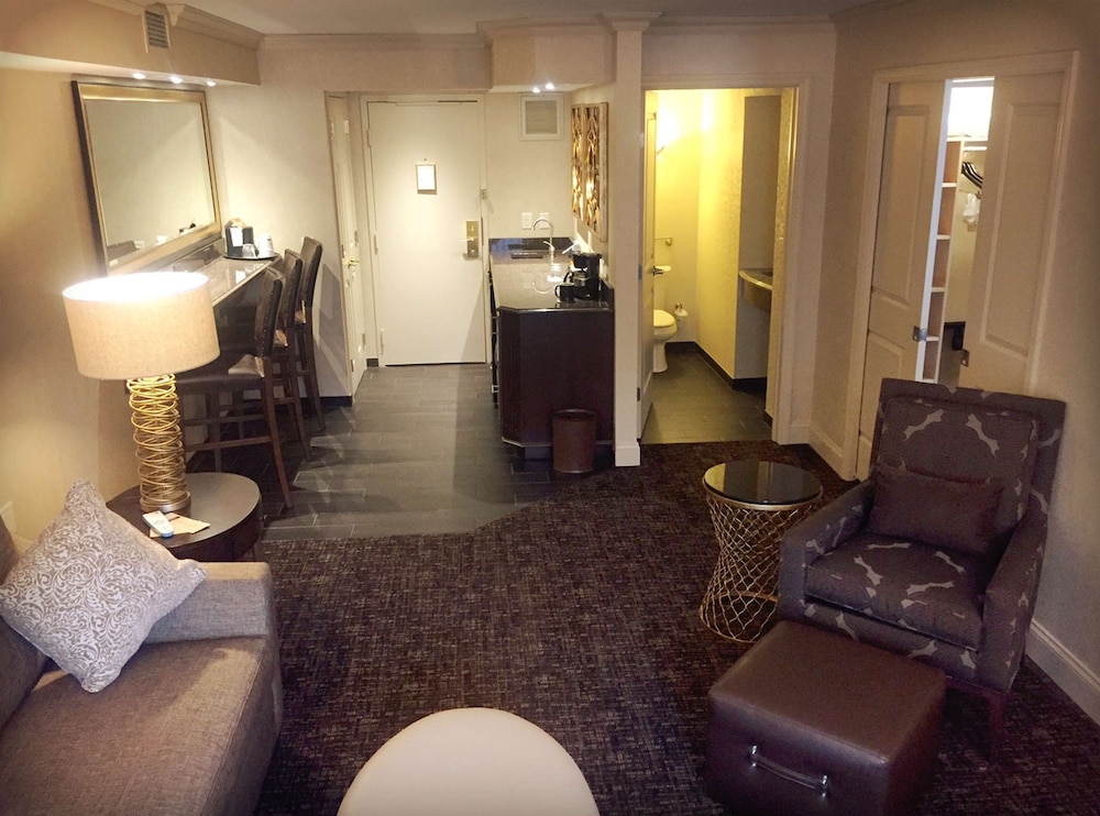 Suite, 1 King Bed, Non Smoking, Refrigerator & Microwave - Photo 3