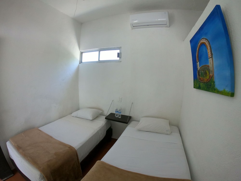 Basic Single Room, 2 Twin Beds, Mountainside photo 1