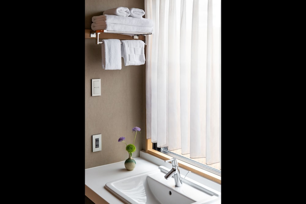 Exclusive Suite, Multiple Beds, Non Smoking, Private Bathroom thumbnail 5