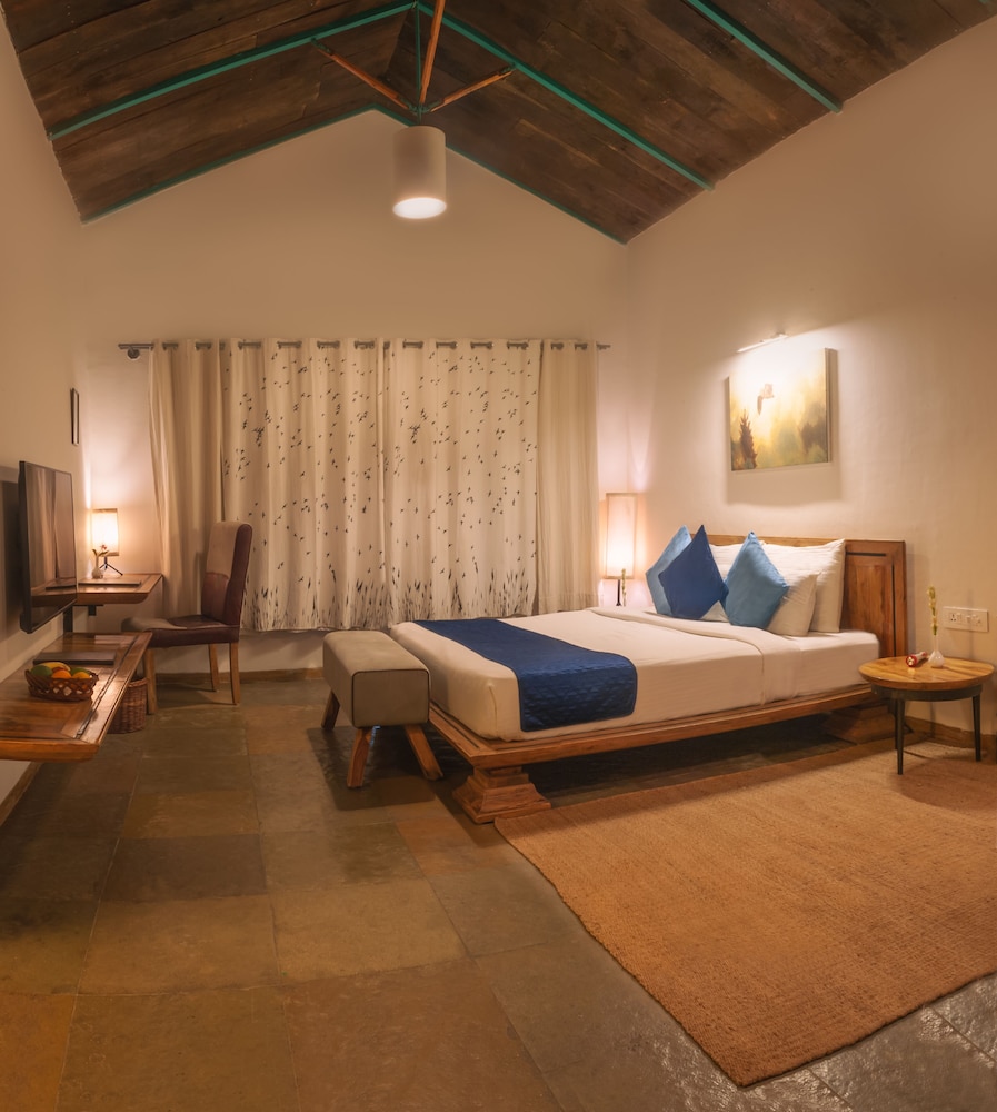 Luxury Cottage, 1 King Bed, Hill View