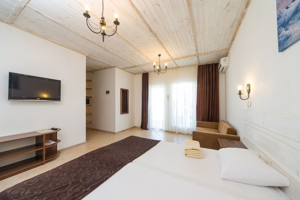 Classic Room, Pool View photo 2