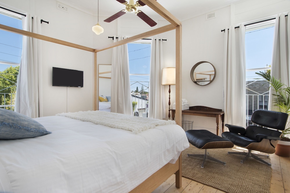 The Corner - King Room (Shared Bathroom) photo 1