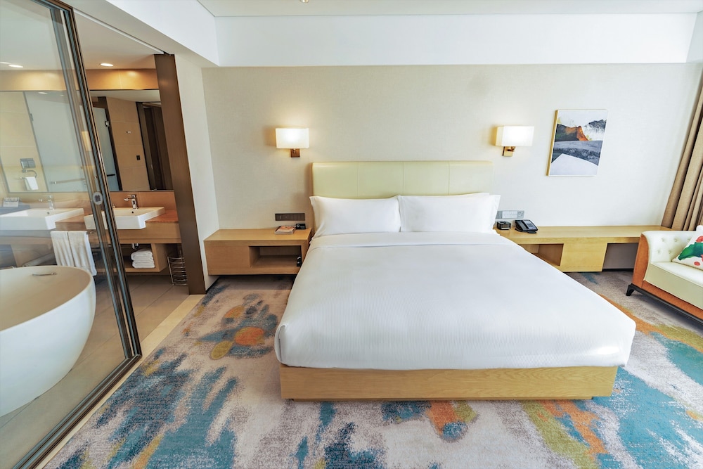 Executive Room, 1 King Bed, Lake View - Photo 2
