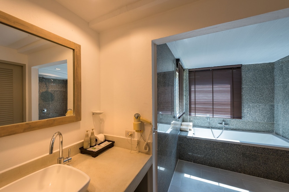 Deluxe Room, Pool View - Photo 9