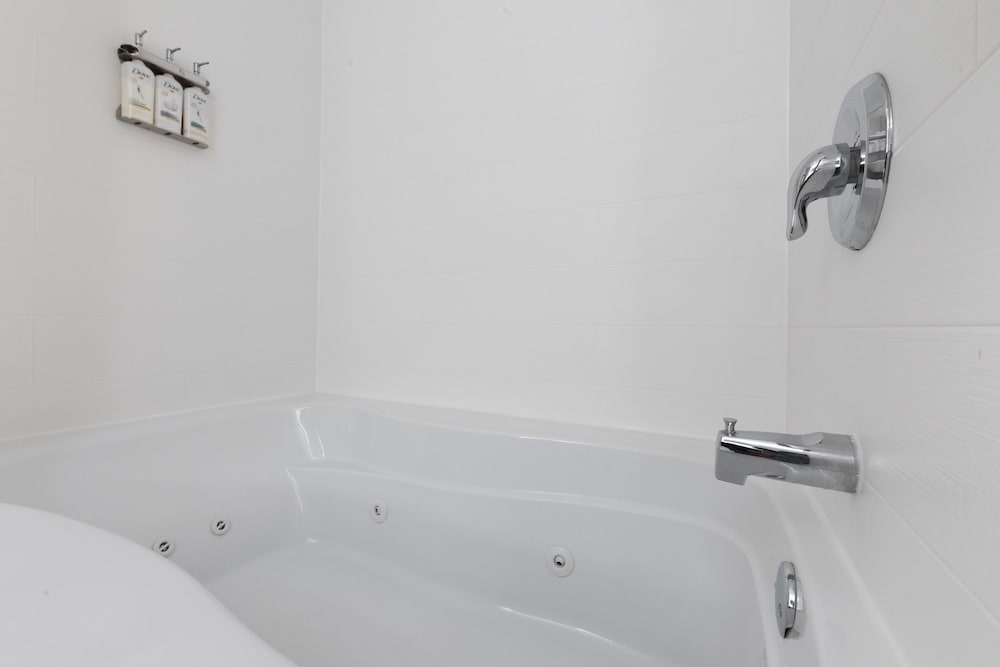 Suite, 1 King Bed (Whirlpool) - Photo 7