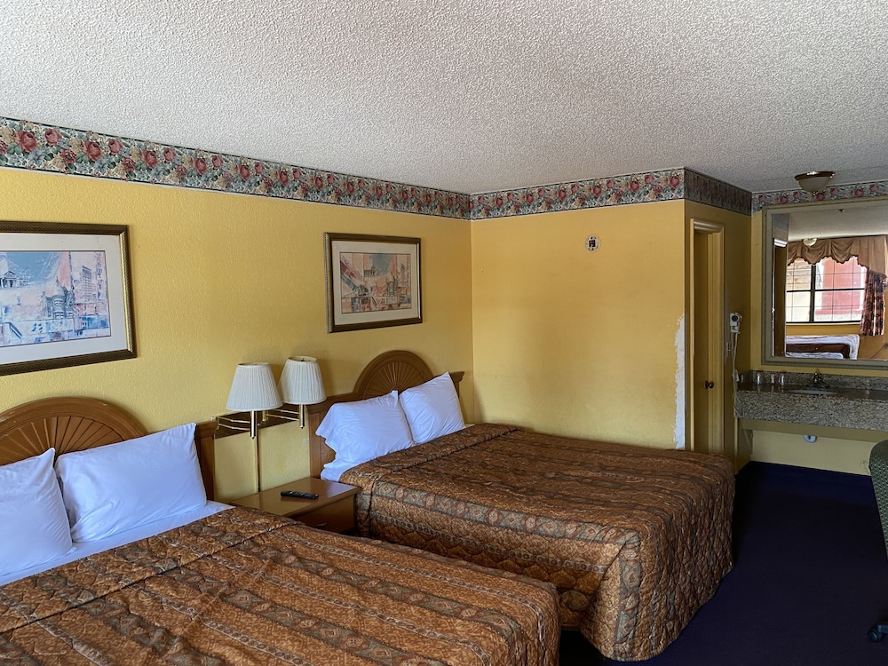 Room, 1 King Bed, Smoking - Photo 1