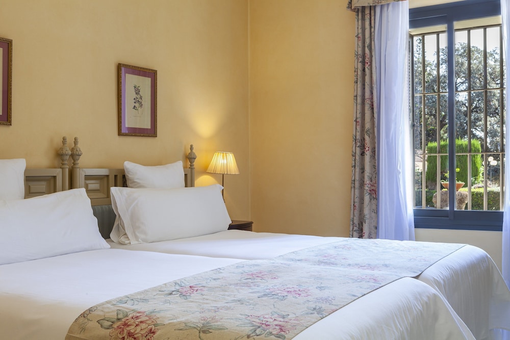 Standard Room (3 Adults) - Photo 4