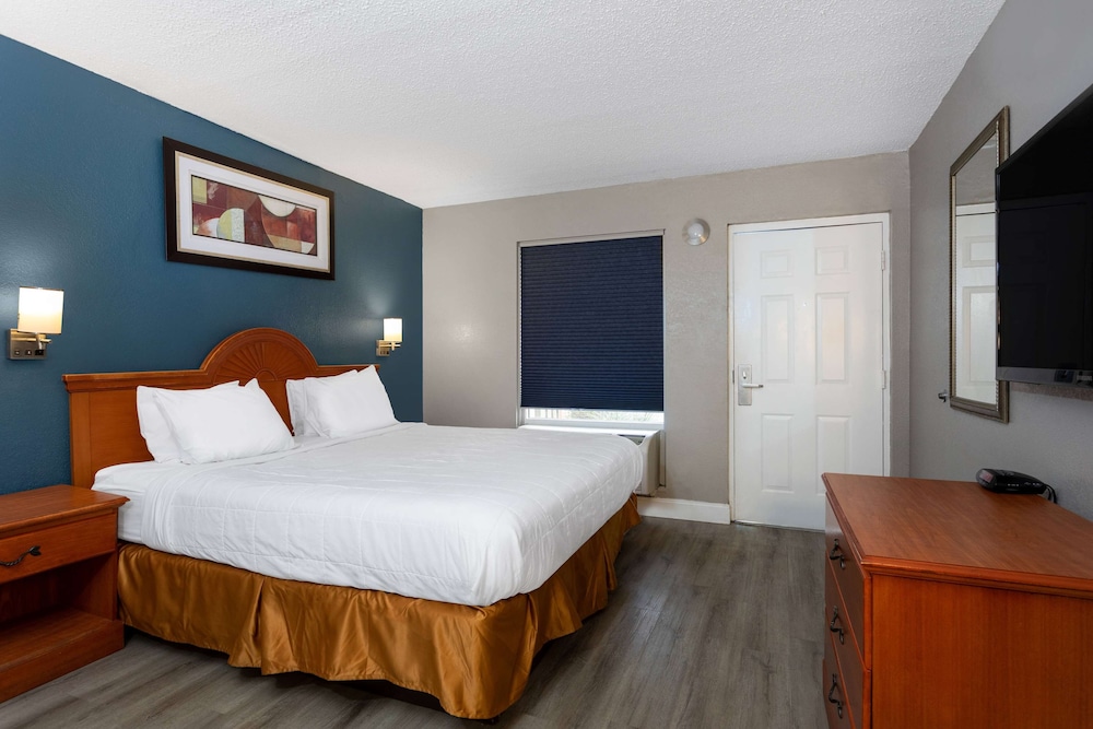 Room, 1 King Bed, Non Smoking - Photo 4
