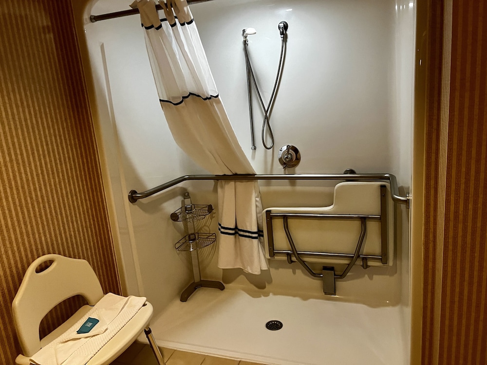 Standard Room, 2 Queen Beds, Mobility Accessible - Photo 7