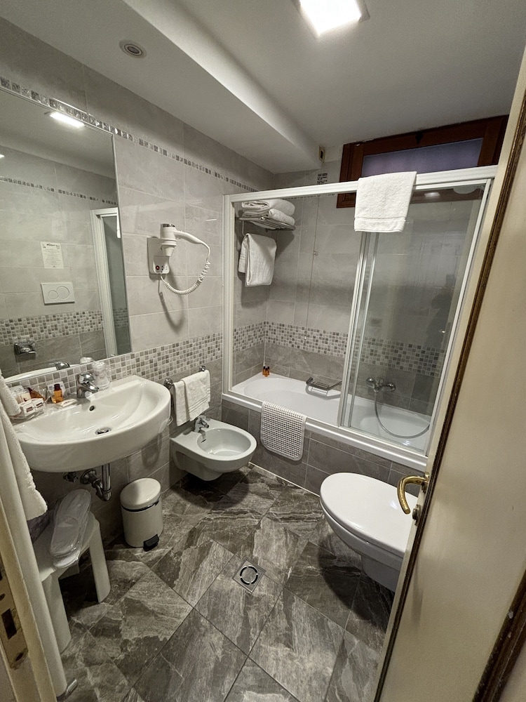 Triple Room thumbnail 5